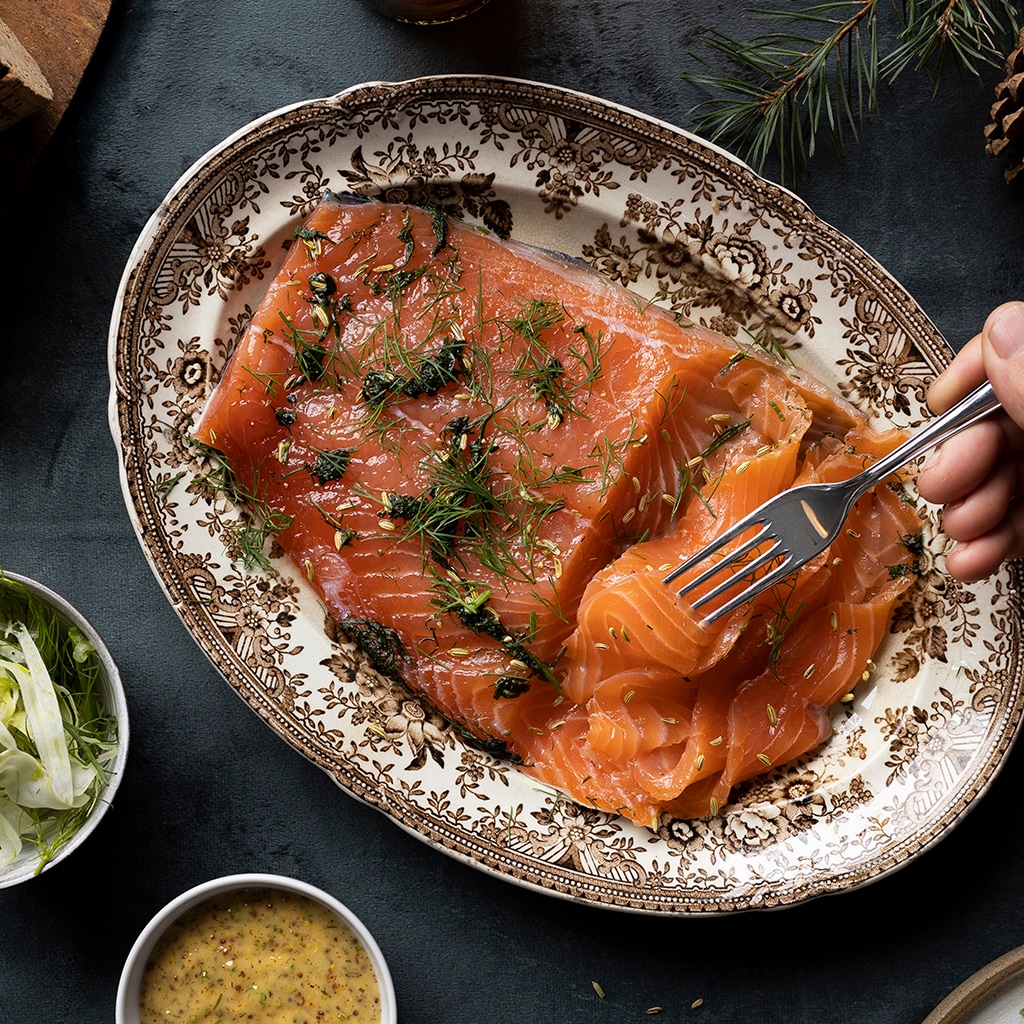 Fänkålsgravad lax med senapssås och crudité Fänkålsgravad lax med senapssås och crudité